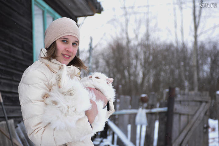 Жительница деревни Христина Попова с домашним питомцем котом Мурзиком