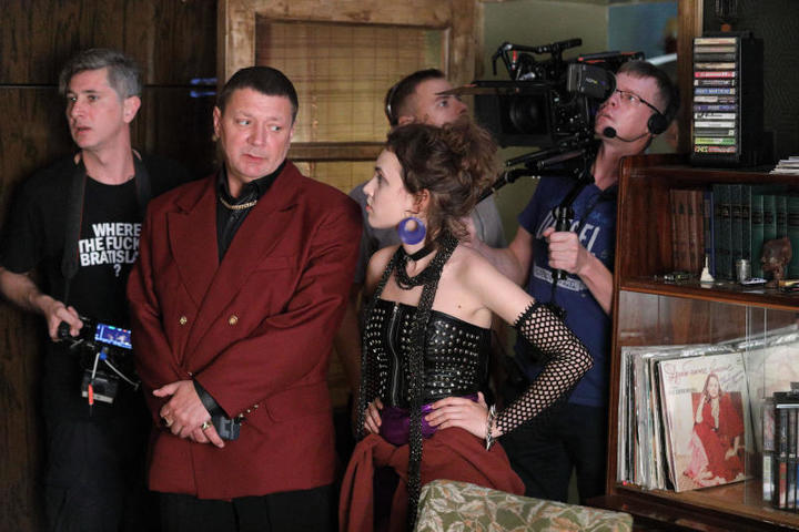 Ян Цапник на съемочной площадке сериала «90-е. Весело и громко» (второй слева) в образе Доктора, владельца ресторана «Бомбей»