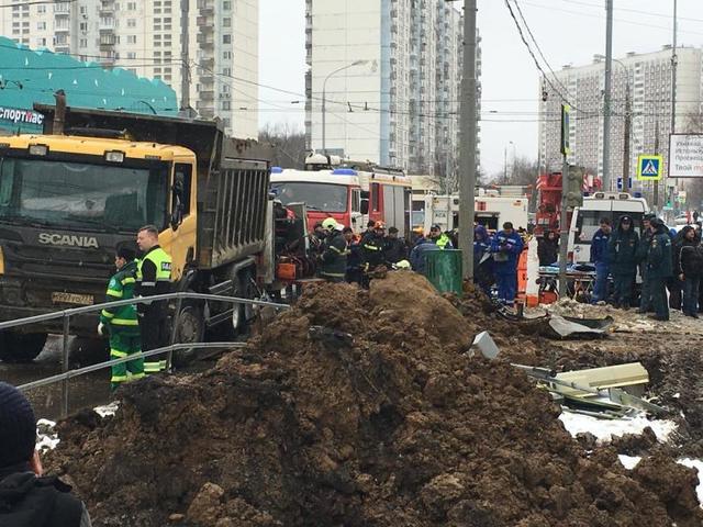 Грузовик, попавший в аварию, перевозил песок
