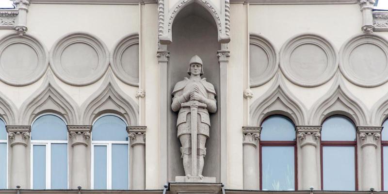 Главная особенность фасадов — скульптура рыцаря в латах, который опирается на меч