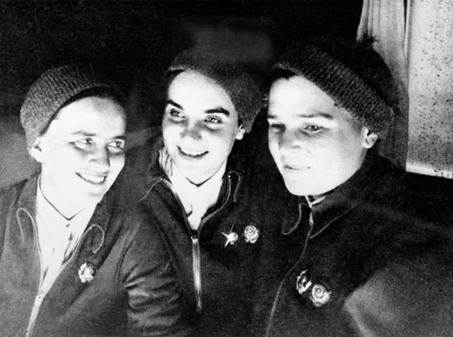 Экипаж самолета АНТ-37 «Родина». Герои Советского Союза: Марина Раскова, Валентина Гризодубова, Полина Осипенко (слева направо), совершившие рекордный беспосадочный перелет по маршруту Москва — Дальний Восток 24-25 сентября 1938 года