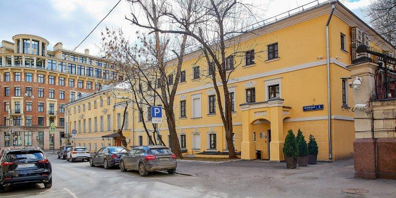 Здание является ярким образцом московского классицизма и формирует облик переулка