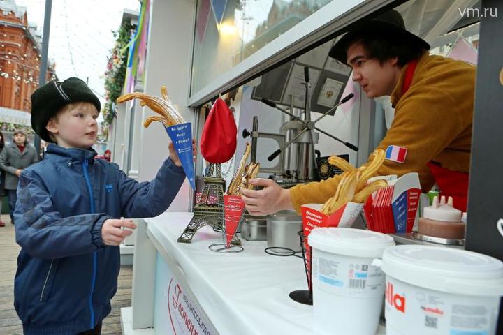 Спросом пользуются сладости: поповские пряники, коломенская пастила, бельгийские и гонконгские вафли, мармелад и ванильный крутиш (его снимают прямо с вертела). На фото: Виктор Пеук и Артем Опертас