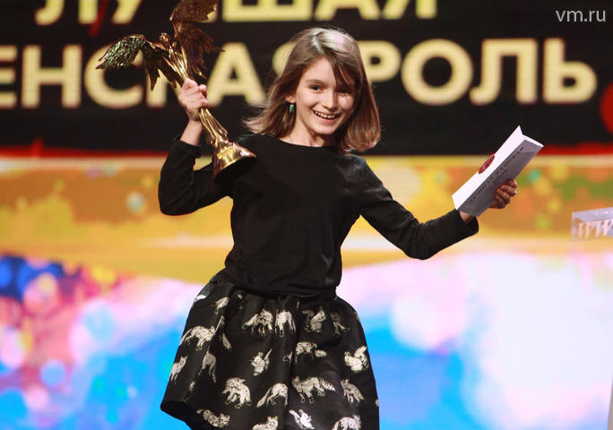 Актриса Марта Козлова, победившая в номинации "Лучшая женская роль" ("Война Анны"), на XXXII церемонии вручения кинематографической премии "Ника" в театре "Русская песня"