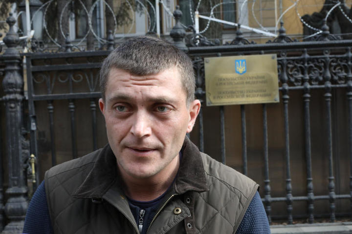 Житель Донецка Ярослав Стеценко хотел попасть на прием к сотрудникам диппредставительства, чтобы узнать, почему его лишили права голоса