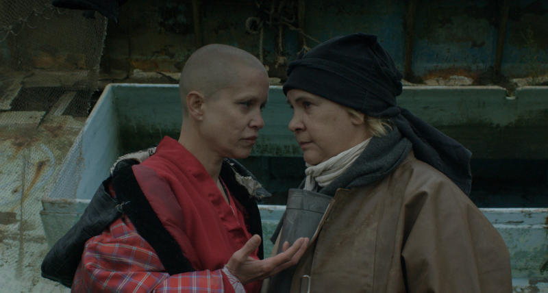 Татьяна Догилева (справа) в фильме «Потерянный остров»