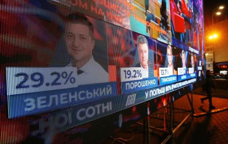Табло у здания Центральной избирательной комиссии Украины с предварительными данными по голосованию жителей на выборах президента. Лидирует кандидат Владимир Зеленский, на втором месте - действующий президент Петр Порошенко