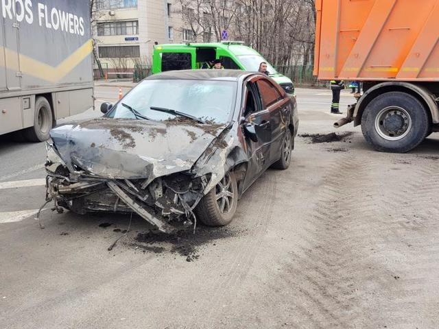 Последствия ДТП с участием грузовика и легкового автомобиля на ТТК в районе Рижской эстакады