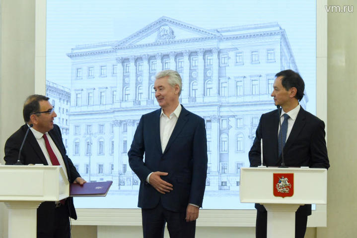 На фото генеральный директор компании «Orpea Group» Ив Ле Ман, мэр Москвы Сергей Собянин, директор Фонда Международного медицинского кластера Михаил Югай