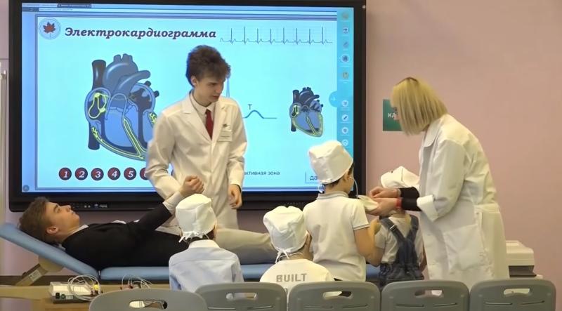 На занятие дошколята пришли в медицинских колпачках. Им выдали фонендоскопы; учебный класс на время мероприятия превратился в поликлинику с несколькими кабинетами