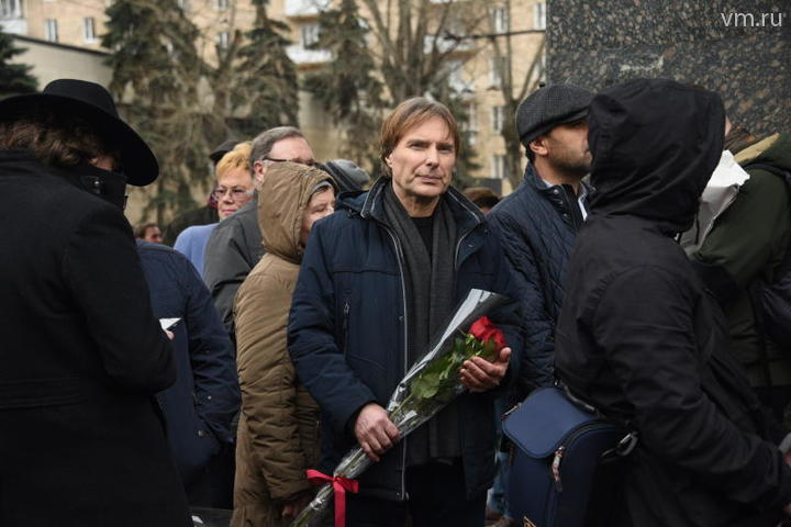 Соболезнования близким и родственникам по поводу невосполнимой утраты выразили друзья артиста, политики, деятели искусства