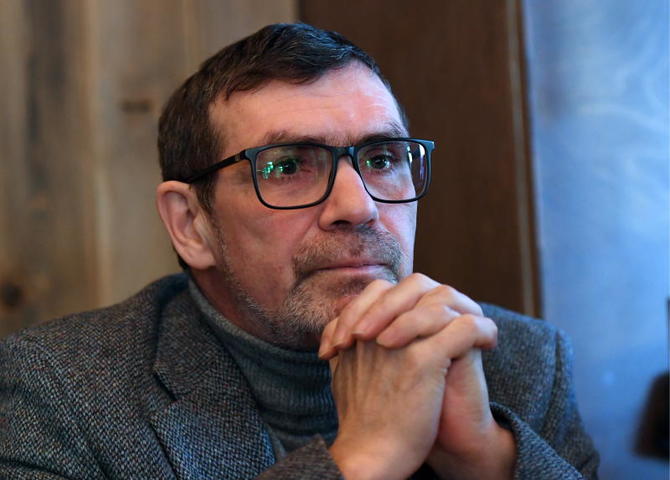 Язык Басинского прозрачен и легок, но автор любит многоярусные конструкции предложений