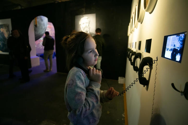 На втором этаже экспозиции дети могут рисовать, лепить и фотографироваться в сказочных костюмах героев Жюля Верна