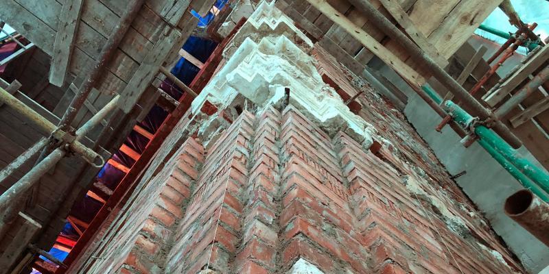  Реставраторы расчистили оригинальную кладку стен от поздних слоев штукатурки