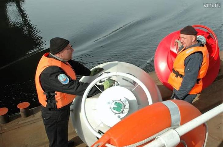 Двое могучих матросов лет сорока пяти — Борис и Константин — волокли огромные бакены по барже