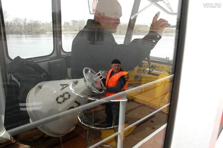 Ребята ловят момент — буй нужно поставить в строго определенном месте