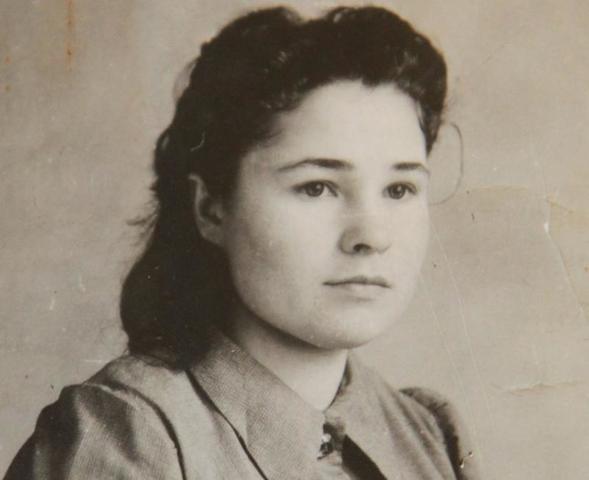 Фотография юной Анны Демидовой сделана сразу после Дня Победы