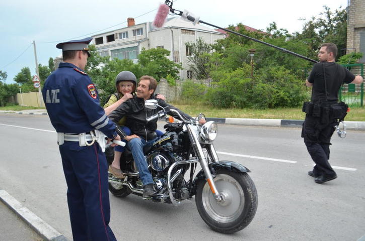  По сюжету сериала, главный герой, роль которого и досталась Ткаченко, — это «крутой» парень, гоняющий на мотоцикле Harley-Davidson