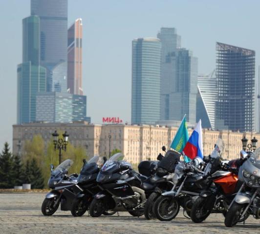 По подсчетам организаторов, примерное количество участников — 10 тысяч человек