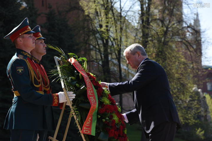 Посол Республики Беларусь в России Владимир Семашко возложил венок к Могиле Неизвестного Солдата