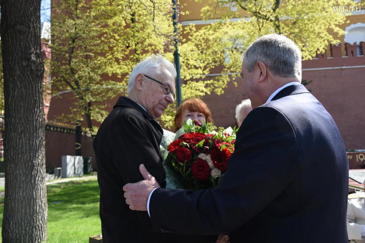 Посол Республики Беларусь Владимир Семашко (справа) и представитель Совета ветеранов МИД России Иван Старовойтов