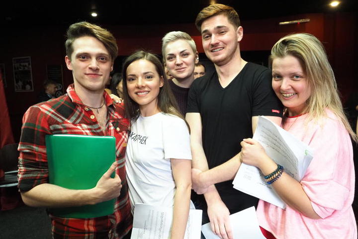 Участники репетиции мюзикла с американскими актерами