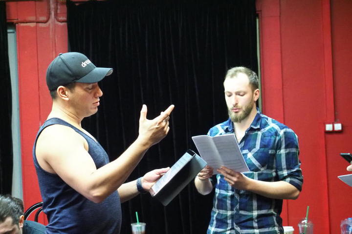 К группе Тайлер обращается только по-английски: русского языка он не знает