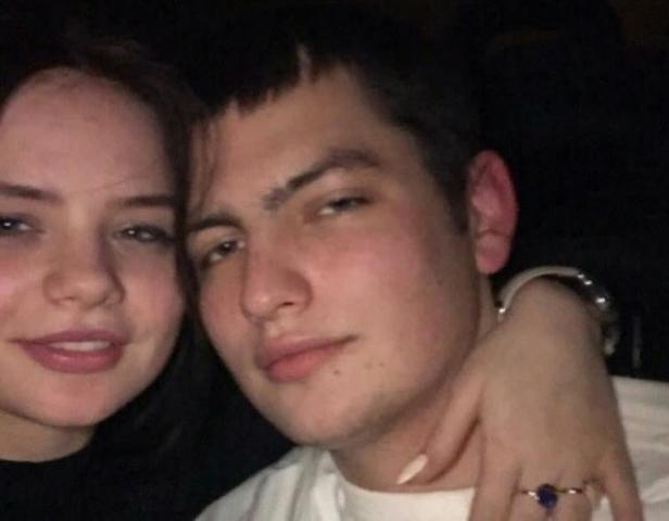 Юный герой мечтал сам покорять небеса. На фото: погибший борпроводник Максим Моисеев и его бывшая возлюбленная Александра