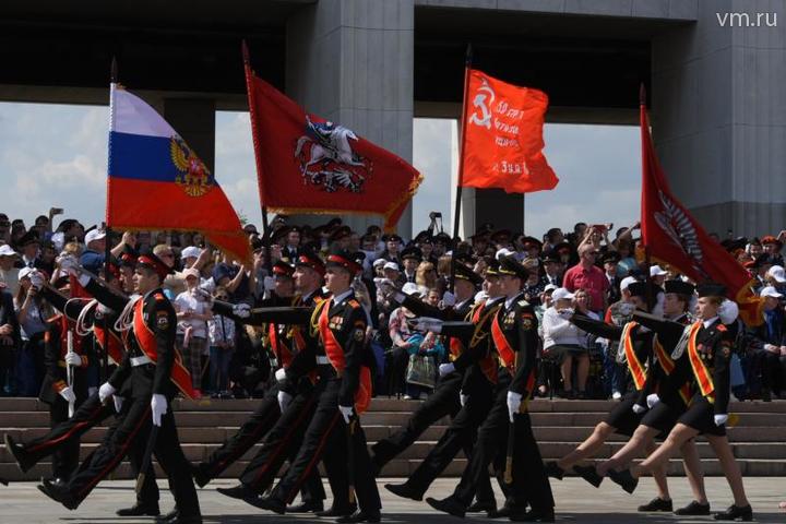 Ровно 45 парадных расчетов прошли строем в парке Победы — это более 2,5 тысячи кадетов