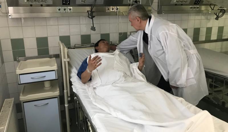 Мэр Москвы навестил командира экипажа Дениса Евдокимова