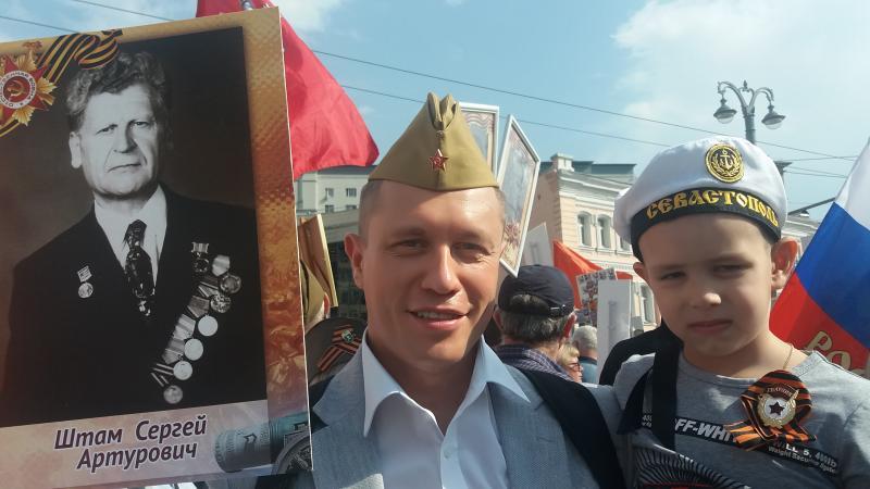 На фото: Павел Штам с сыном Владимиром на руках