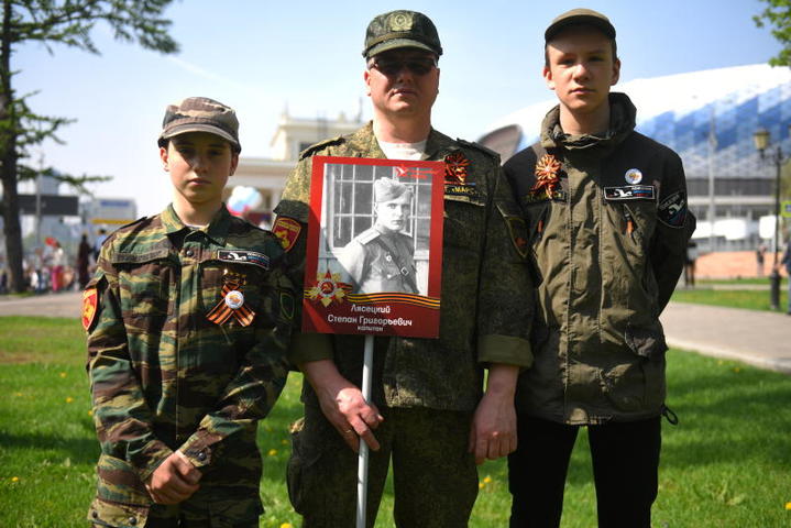 Юрий Серенький пришел на «Бессмертный полк» вместе с сыновьями Игорем и Максимом — правнуками мужчины, изображенного на портрете