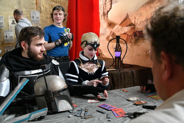 На самой площадке глаза разбегались от обилия тематических стендов, мастер-классов, грима, сценок из фильма и персонажей, среди которых были Дарт Вейдер, Люк Скайуокер, принцесса Лея, штурмовики, Чубакка…