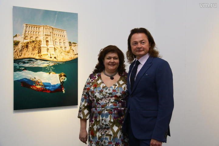 Екатерина и Владимир Семенихины у работы Оливье Жуда