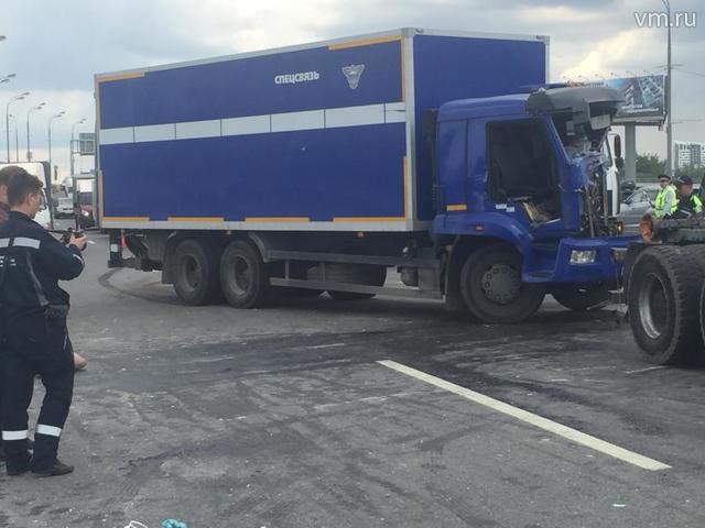  На месте работают экстренные службы 