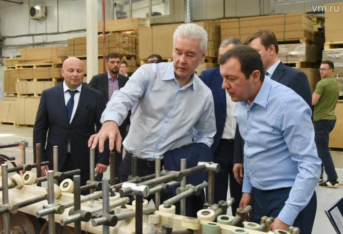 Сергей Собянин уточнил, что статус промышленного комплекса дает возможность получать льготы по налогу на имущество. На фото: (слева направо) учредитель предприятия Мераби Меквабишвили, мэр Москвы Сергей Собянин, директор предприятия Борис Кузнецов