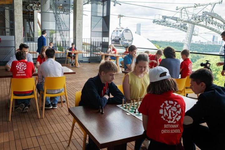 «Блиц на высоте»: первая в мире партия на канатной дороге состоялась в Москве