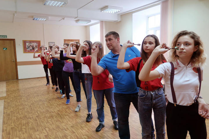 Конечно, можно тренироваться и дома, но дети едут на занятия к любимому тренеру, потому что он может подметить их ошибки