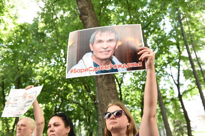 Поклонники поздравляют Бари Алибасова у института Склифосовского