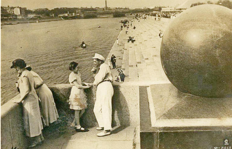 БЫЛО Не позднее 1936 года. Там же, на Крымскойнабережной, москвичи отдыхали и в советские годы