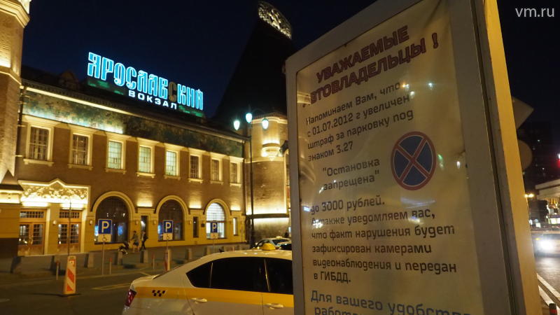 На площади трех вокзалов дорога в час пик сужается до полосы
