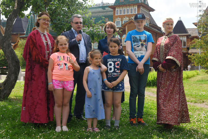 Поприветствовать гостей приехал директор объединенного музея-заповедника «Коломенское-Измайлово-Люблино» Всеволод Тимофеев