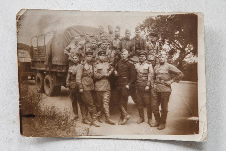 Рядовой Борис Долбилин (верхний ряд, слева) с однополчанами во время перехода через Маньчжурию