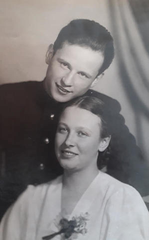 Молодожены Леонид и Евгения Лебедевы. Фото 1954 года