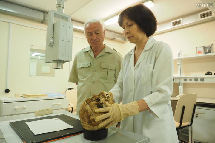 Старший научный сотрудник Нина Нарина и Владимир Владимиров перед экспертизой 