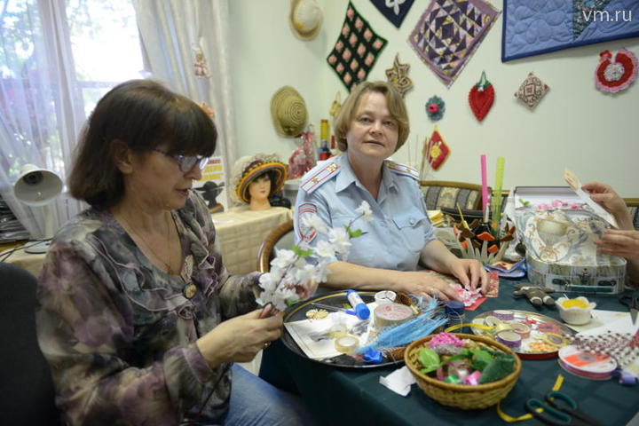 Елена Муравская (справа) и руководитель кружка по рукоделию Любовь Рот-Серова
