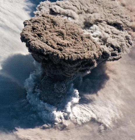 Видео смертельного извержения вулкана на Курилах сняли из космоса