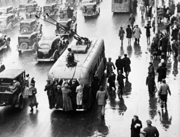 БЫЛО 1 октября 1954 года. Москвичи едут на футбол на троллейбусе, курсирующем по улице Горького в центре города (ныне Тверская)