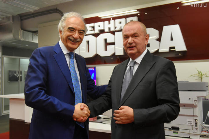 Чрезвычайный и полномочный посол Азербайджанской Республики в Российской Федерации Полад Бюльбюль-оглы (слева), главный редактор газеты «Вечерняя Москва» Александр Куприянов