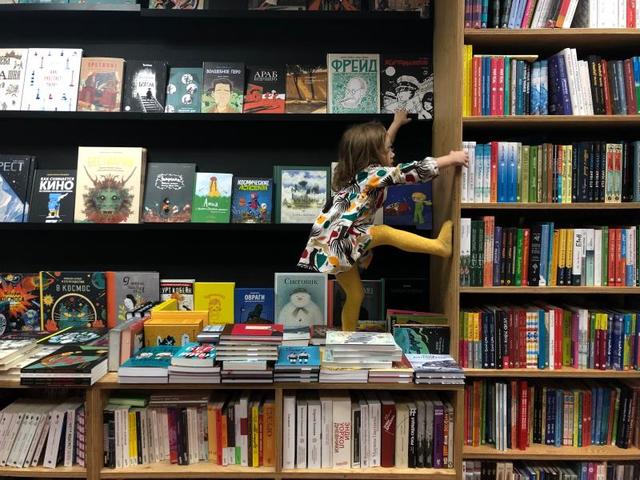 На московской книжной площадке «Маршак» всегда готовы встретить взрослых и подростков, чтобы познакомить с современной детской литературой